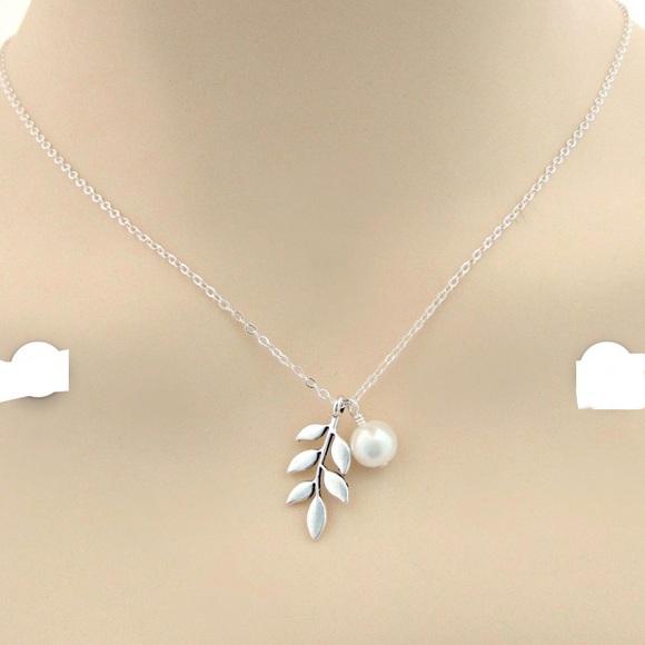 NEW Botanical Silver Leaf & Faux Pearl Necklace - Picture 2 of 3